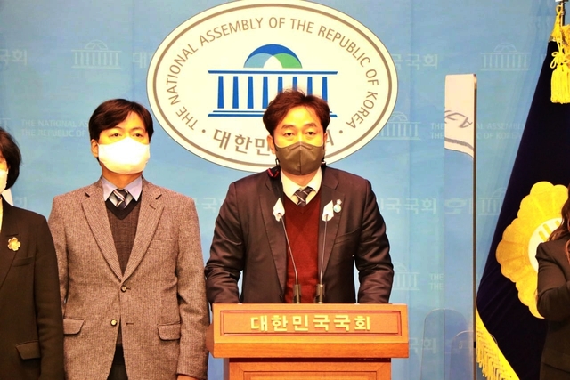 이덕춘 민주당 원외위원장협의회 법률지원단장이 4일 국회 소통관에서 열린 윤석열 불기소 검찰규탄 기자회견에서 윤 후보에 대한 수사를 촉구하고 있다. 사진=더원협 제공 