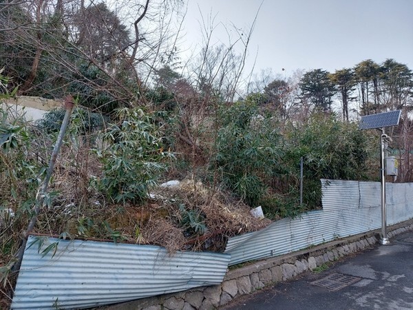 월명공원 일대에 방치되고 있는 폐가.