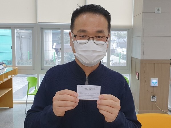 부안 어르신 방역패스 스티커 발급 큰 호응  /사진제공=부안군