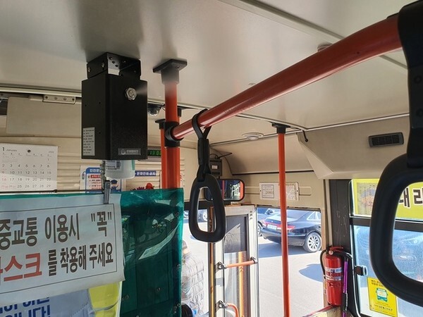 코로나 19 확산을 차단하기 위해 시내버스에 설치된 무인 방역기.