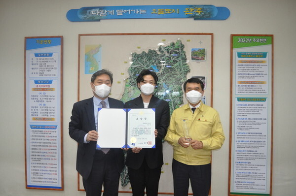 5일 이주현 전북지방조달청장(좌)이 조달이용 우수고객으로 선정된 완주군 박성일 군수와 유공직원으로 선정된 이진우 주무관에게 표창장을 전달하고 있다./사진=전북지방조달청 제공