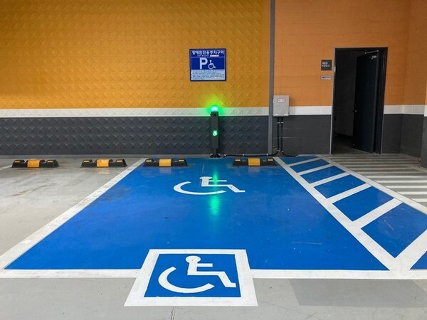 장애인전용주차구역 스마트 단속시스템이 구축된 덕진구청 모습. 사진=전주시 제공