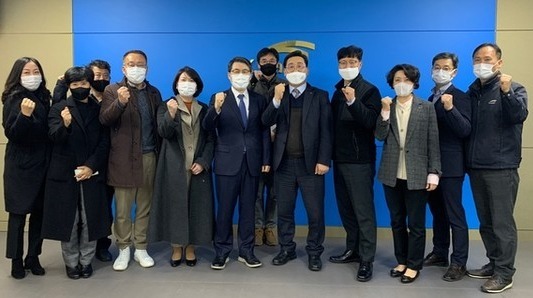 조봉업 전북도 행정부지사가 수자원공사 용담지사를 방문해 운영관리 실태 점검하고 수자원공사 노고에 감사를 전했다./사진=전북도 제공.