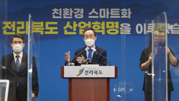 송하진 도지사가 5일 전북도청 브리핑룸에서 2022년 전라북도 주요업무계획 신년 기자회견을 하고 있다. 조현욱 기자