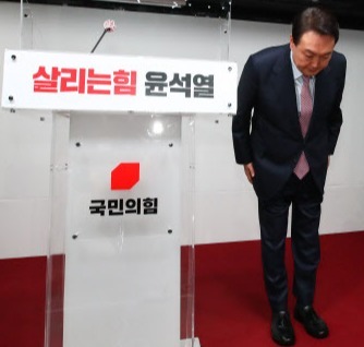 국민의힘 윤석열 대선 후보가 5일 서울 여의도 중앙당사에서 선거대책위원회 해산 및 입장 발표 기자회견을 마치고 인사하고 있다. 사진=연합뉴스