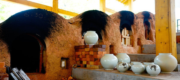 광주왕실도자를 생산하는 가마와 백자 작품.광주시 제공