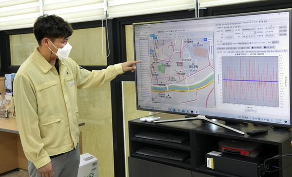 장수군 유수율통합관리시스템 확인하는 직원 /사진=장수군 제공