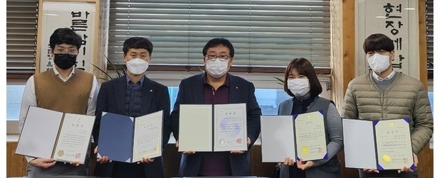 군산원협 고계곤 조합장(가운데 사진)과 직원들이 다양한 분야에서 상을 잇달아 수상했다.