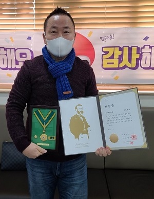 헌혈300회 달성 최고명예대장 수상한 정읍시청 총무과 최천룡 팀장