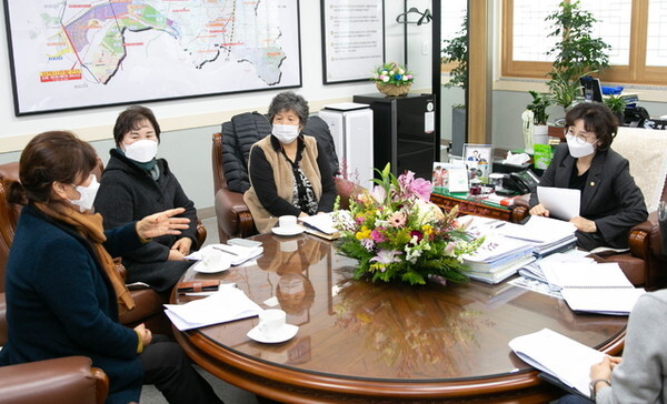 김제시 여성농업인 단체와 간담회를 갖고 있는 김영자 의장.