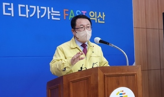정헌율 익산시장이 6일 익산시청 상황실에서 열린 신년 기자회견에서 더불어민주당 복당 관련 입장을 밝혔다.