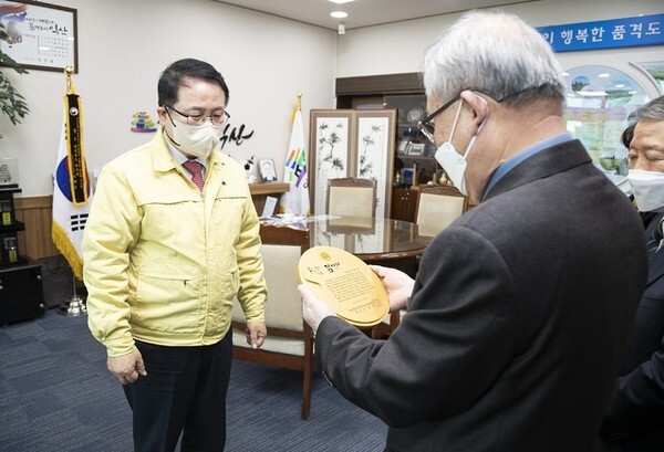바르게살기운동 익산시협의회가 7일 익산시청 시장실에서 정헌율 익산시장에게 감사패를 수여했다.