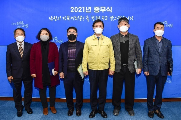 NH농협은행 남원시청출장소 안동신 지점장(이환주 시장 좌측), 남원시장 표창 수상