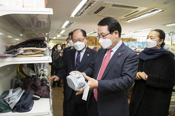정헌율 익산시장과 유재구 시의장이 위기가구를 위해 개장한 익산나눔곳간의 지원 물품을 살펴보고 있다
