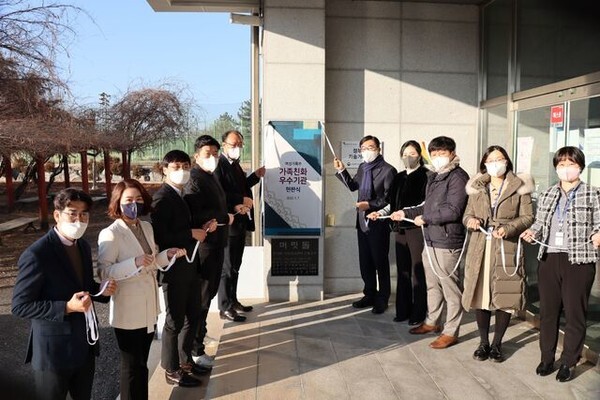 전북바이오융합산업진흥원은 지난 7일 여성가족부 인증 ‘가족친화 우수기관’ 현판 제막식을 가졌다. /사진=전북바이오융합산업진흥원