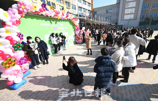 전통적으로 2월에 열리던 졸업식이 코로나19로 종업식과 함께 1월에 치러지고 있다. 7일 전주문학초등학교에서 열린 졸업식에 졸업생을 기다리던 학부형들이 운동장에 마련된 포토존에서 기념사진을 찍고 있다. 오세림 기자