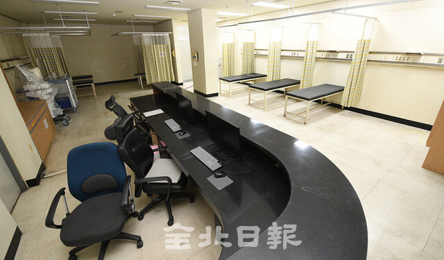 도내 인구감소 등으로 문을 닫는 지역병원이 늘고 있다. 7일 전주의 한 문을 닫은 병원이 텅 비어 있다. 오세림 기자