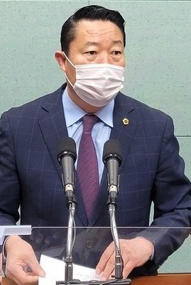 최영일 전북도의회 부의장이 10일 순창군수 출마와 관련해 기자들의 질문에 답변하고 있다.