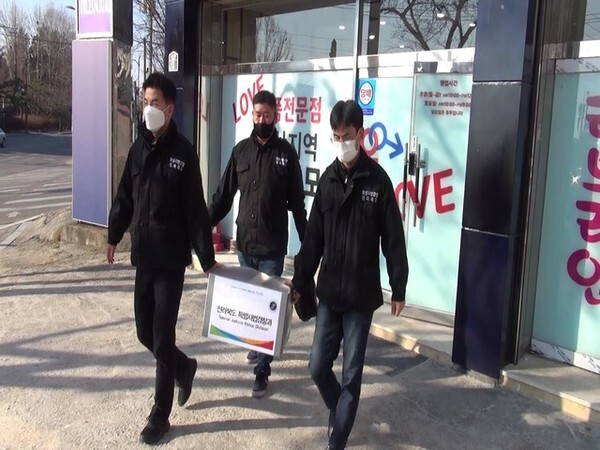 전북도특사경이 압수수색영장을 발부받아 성인용품점 1곳을 압수수색하는 모습./사진 전북도제공