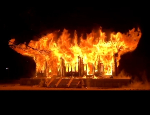 지난해 2월 5일 정읍 내장사 대웅전에서 방화로 추정되는 불이 나 불꽃이 치솟고 있다. (출처 : 전북소방본부)