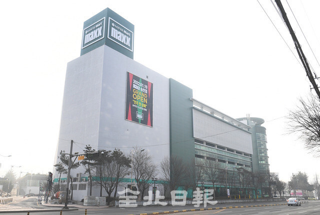 롯데마트 송천점이 리뉴얼해 오는 19일 대형 창고형 할인점인 '롯데마트 맥스'로 전국 최초 전주에 개점을 앞두고 있다. 오세림 기자