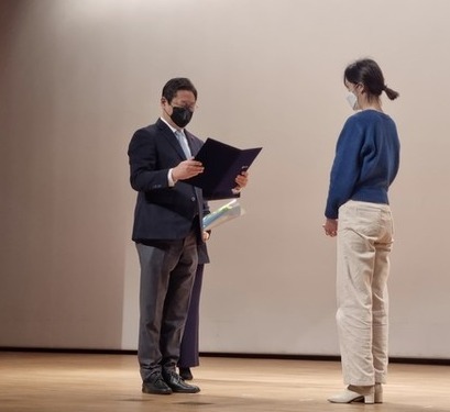 전주 교동미술관 정하나 부관장이 지난 10일 국립중앙박물관 대강당에서 열린 ‘2022 박물관・미술관인 신년교례회’에서 박물관・미술관 업무추진 유공 장관 표창을 수상하고 있다.