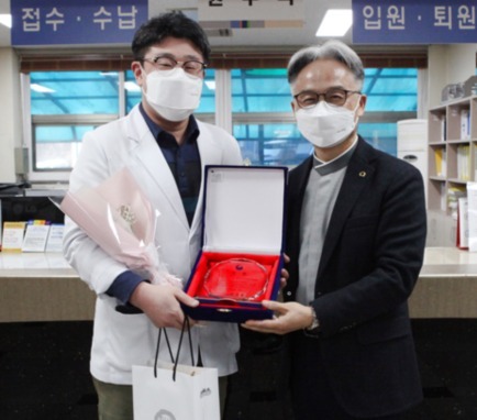 공공보건의료사업 최우수기관으로 선정돼 보건복지부장관 표창을 받은 전주시노인복지병원 오현우 가정의학과 원장(왼쪽)과 고재일 법인이사가 기념촬영을 하고 있다. 사진제공=전주시