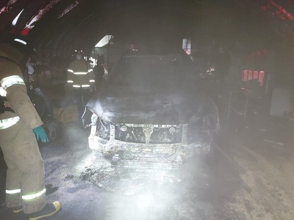 11일 오전 1시 20분께 익산시 여산면에서 발생한 화재를 소방대원들이 진화하고 있다. 사진=전북소방본부 제공