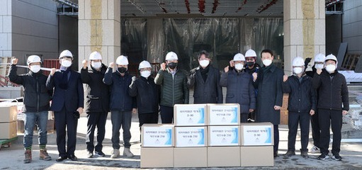 이춘석 국회사무총장이 국회박물관 공사 현장을 방문해 근로자에게 격려품을 전달하고 있다./사진=국회사무처 제공