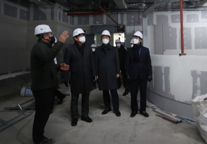 이춘석 국회사무총장이 국회박물관 공사 현장을 둘러보고 있다./사진=국회사무처 제공