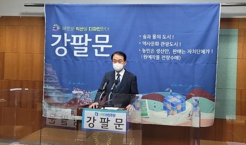 강팔문 전 새만금개발공사 사장이 11일 전북도의회에서 익산시장 출마를 발표하고 있다.