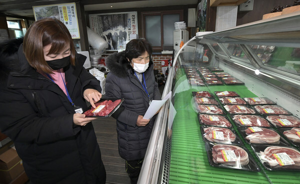 장수군 설 명절 대비 축산물 점검   /사진=장수군 제공
