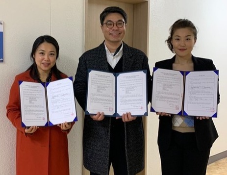 더치콩 임혜영 대표(왼쪽 첫 번째)와 대영 최은서 대표(맨 오른쪽)가 군산대와 협약을 맺고 커플링 사업을 진행한다. 사진=더치콩 제공