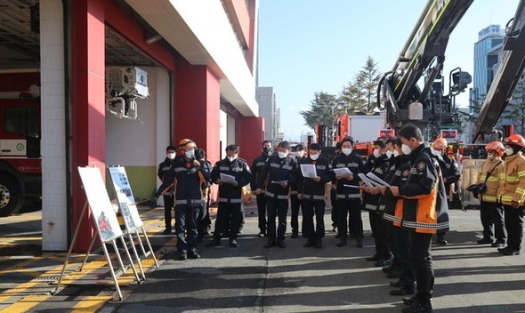 12일 전주덕진소방서에서 전북 최초로 도입된 카프(CAFS)소방펌프차와 소방굴절사다리차 작동 시범훈련을 하고 있다.사진=전주덕진소방서 제공