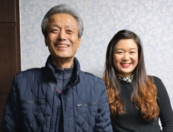 20여년간 모아 온 소방유물을 기증한 임형모 전 익산 소방행정과장과 그의 딸 임보경 씨. 사진=전북소방본부 제공