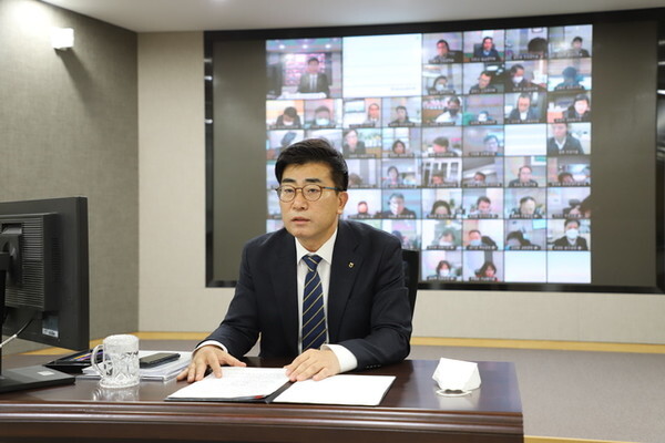 장경민 농협은행 전북본부장이 12일 전북본부 중회의실에서 경영전략 회의를 진행하고 있다. / 사진 = 농협은행 전북본부 제공