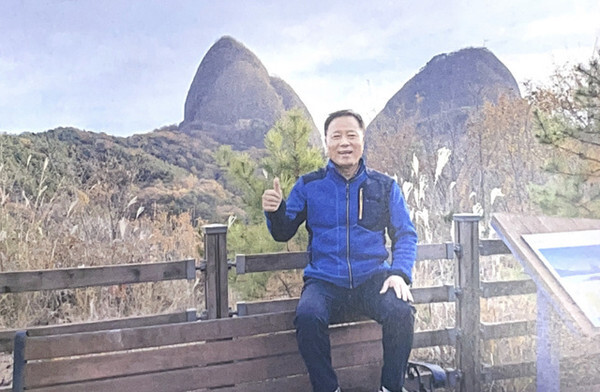 조준열 시인이 마이산 앞에서 찍은 사진
