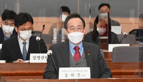 12일 김부겸 국무총리 주재로 열린 코로나19 일상회복지원위원회 제7차 위원회에서 송하진 대한민국시도지사협의회장을 비롯한 위원들이 참석하여 회의를 갖고 있다. /사진=전북도 제공