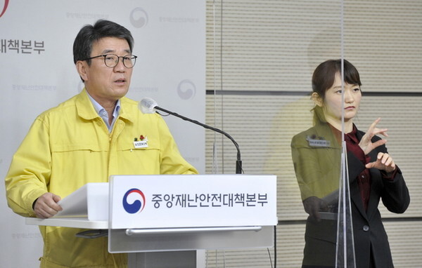 류근혁 보건복지부 2차관이 12일 코로나바이러스 정례브리핑에서 코로나19 먹는 치료제인 화이자사의 '팍스로비드' 도입과 관련한 내용을 설명하고 있다./사진=보건복지부 제공