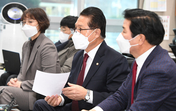 국민의힘 선대위 산하'새만금 특별위원회' 정운천 특위상임위원장(가운데)과 김경안 특위위원장(오른쪽)이 12일 전북도의회 기자실에서 특위 구성에 대해 설명하고 있다. 