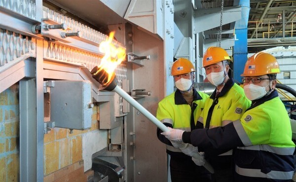 한글라스 군산공장이 생산라인 1호기의 화입식을 진행했다.