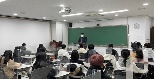 김제지평선학당에 선발된 중·고등학생 수강생들이  간단한 오리엔테이션을 하고 있다.