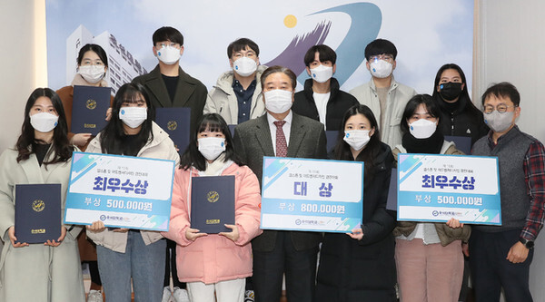 제16회 캡스톤 및 어드벤처디자인 경진대회에서 수상한 학생들이 13일 대학 본관 2층 총장 집무실에서 열린 시상식이 끝난 뒤 기념촬영을 하고 있다.
