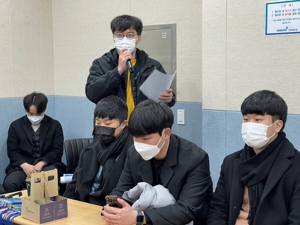 12일  ‘글로벌 시대, 찾아가는 JM의 청년외교상담소’ 전북권 행사에서 한 참석자가 질문을 하고 있다.사진=더불어민주당 전북도당