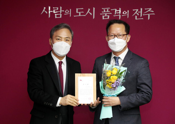 전주시가 13일 금기형 전 유네스코 아태무형유산센터 사무총장에게 감사패를 전달했다. 사진=전주시 제공