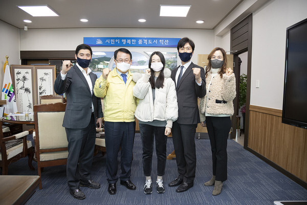 정헌율 익산시장이 13일 김시현 학생을 초청해 국가대표 선발을 축하하며 격려의 인사를 전했다. /사진제공=익산시