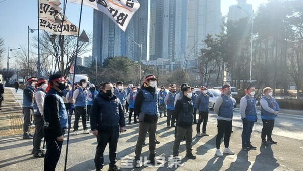 13일 전북도청 앞에서 전국택배노조 전북지부 노조원들이 집회를 하고 있다.