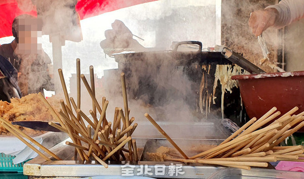 포장마차나 분식집 등에서 판매되고 있는 어묵꼬치에 사용되는 나무꼬치를 대부분 재사용하고 있어 위생에 문제가 되고 있다.  /오세림 기자