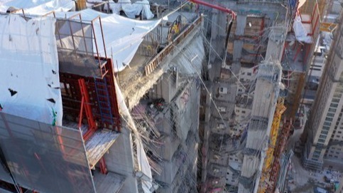 광주 서구 화정현대아이파크 주상복합아파트 구조물 붕괴 이틀째를 맞은 12일 당국은 안전진단을 거쳐 실종자 수색 재개를 결정하기로 했다. 신축 공사 중인 이 아파트의 1개 동 옥상에서 전날 콘크리트 타설 중 28∼34층 외벽과 내부 구조물이 붕괴하면서 작업자 6명이 실종됐다. 사진은 이날 오전 사고 현장의 모습. 연합뉴스