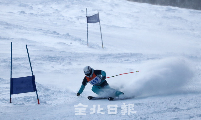 022 전북일보배 전국 스키·스노보드 대회가 열린 13일 무주 덕유산리조트 파노라마 슬로프에서 스키경기에 참가한 선수가 눈보라를 일으키며 설원을 질주하고 있다. 조현욱 기자